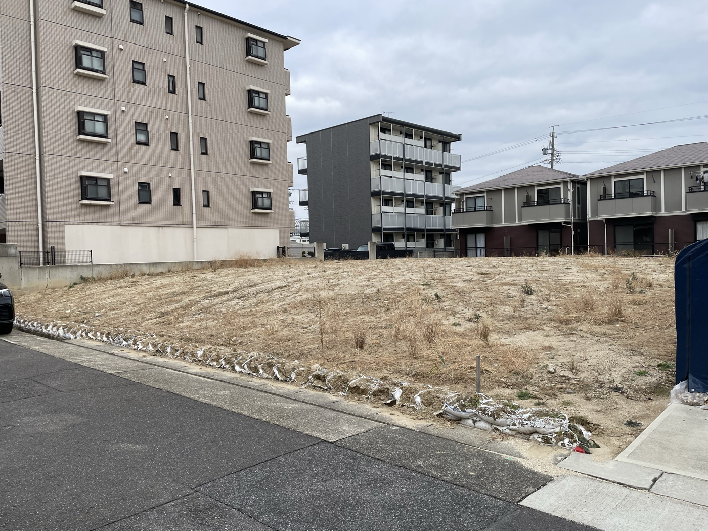 取得時の土地。住宅地の中にある176坪の更地